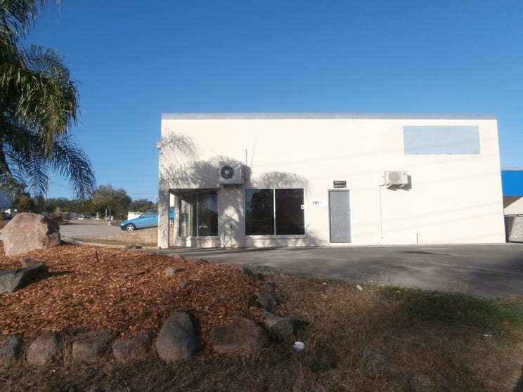 Click to view all images 3/2 Dennis Street Boyne Island QLD 4680 - Image 3