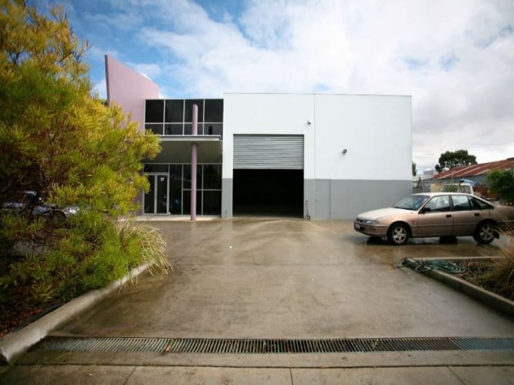 Click to view all images 17 Louis Street Airport West VIC 3042 - Image 2