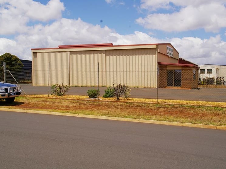 Click to view all images 262 - 264 Mcdougall Street Glenvale QLD 4350 - Image 1