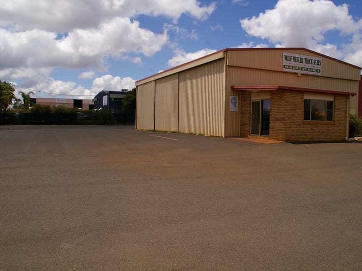 Click to view all images 262 - 264 Mcdougall Street Glenvale QLD 4350 - Image 2