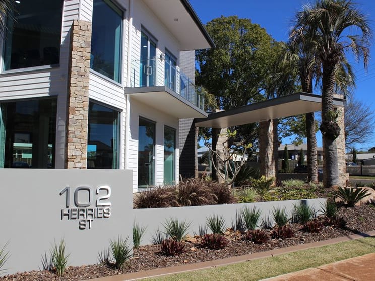 Click to view all images 102 Herries Street East Toowoomba QLD 4350 - Image 2