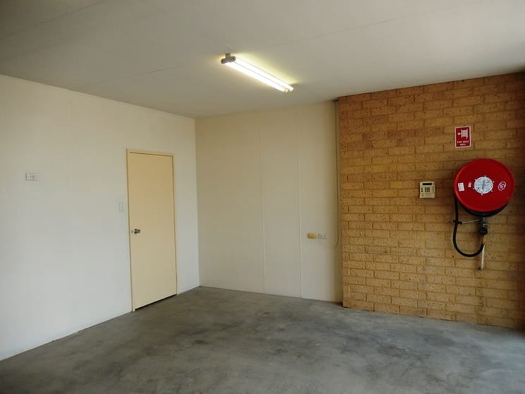 Click to view all images Unit 3 //261 Star Street Welshpool WA 6106 - Image 2