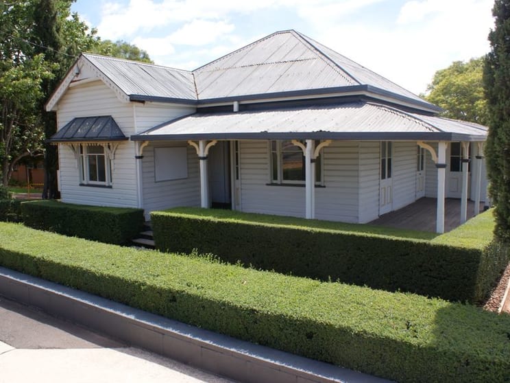 Click to view all images Cottage/677 Ruthven Street South Toowoomba QLD 4350 - Image 1