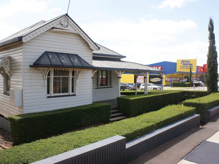 Click to view all images Cottage/677 Ruthven Street South Toowoomba QLD 4350 - Image 2