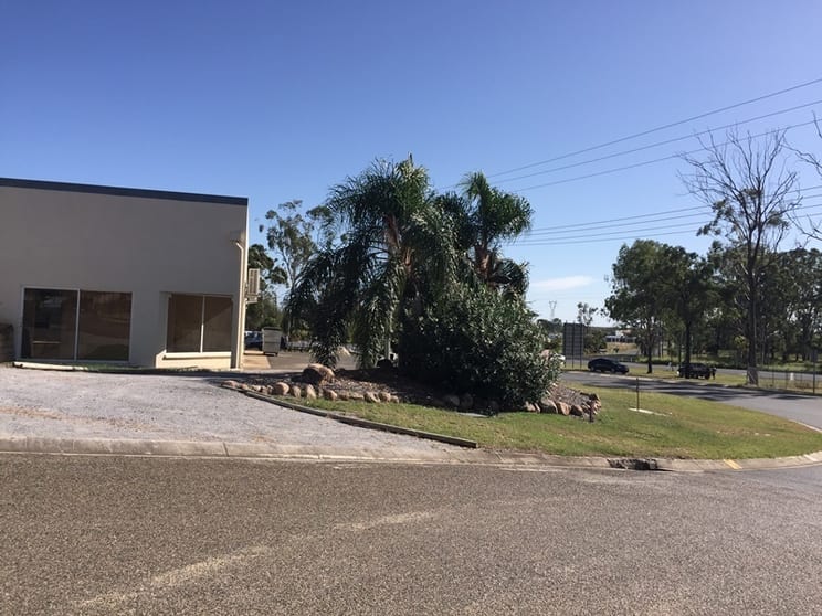 Click to view all images 3/2 Dennis Street Boyne Island QLD 4680 - Image 2