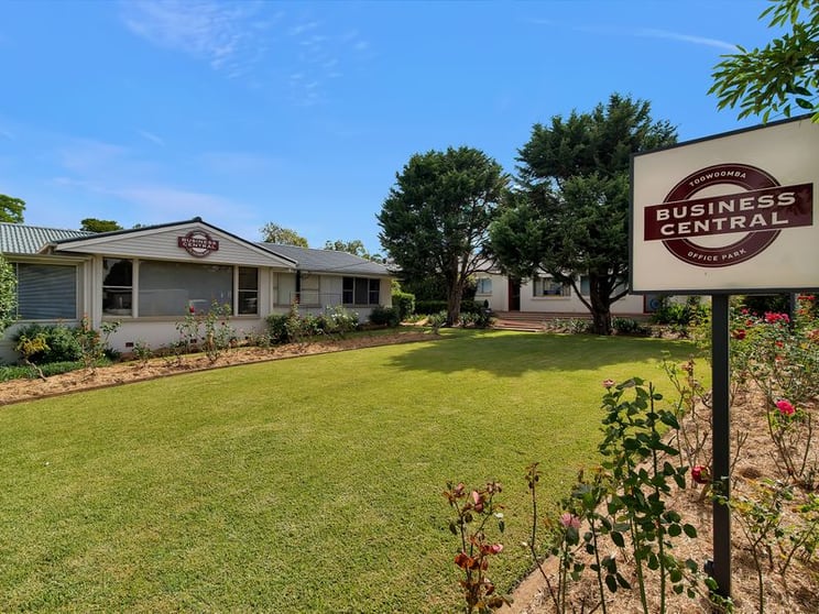 Click to view all images 3/136-140 Russell Street Toowoomba QLD 4350 - Image 2
