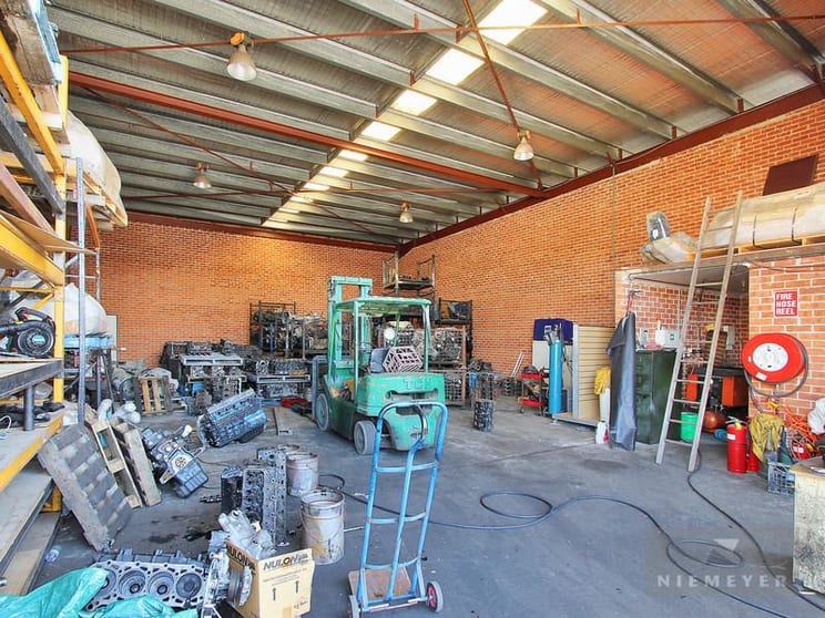 Click to view all images 6 Pat Devlin Close Chipping Norton NSW 2170 - Image 2