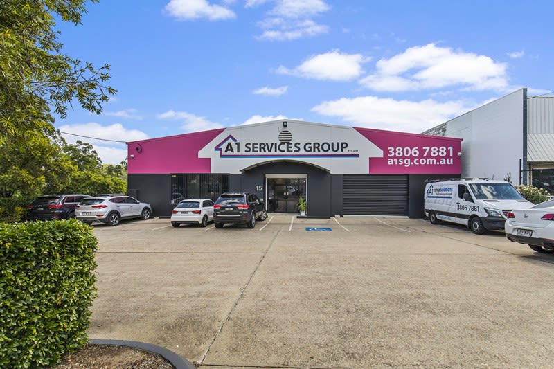 Click to view all images 15 Elliott Court Hillcrest QLD 4118 - Image 1
