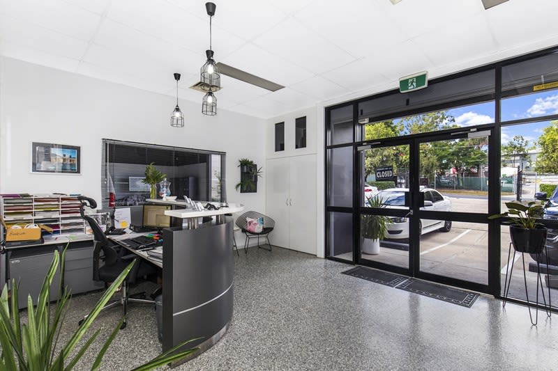 Click to view all images 15 Elliott Court Hillcrest QLD 4118 - Image 3