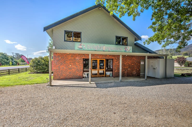 Click to view all images 6879 Great Alpine Road Porepunkah VIC 3740 - Image 1