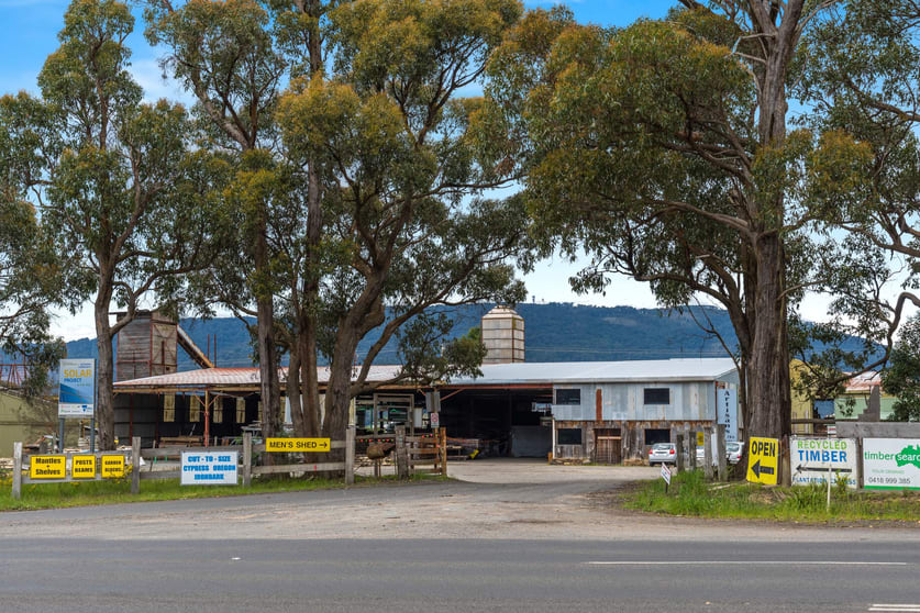 Click to view all images 988 Black Forest Drive Woodend VIC 3442 - Image 2