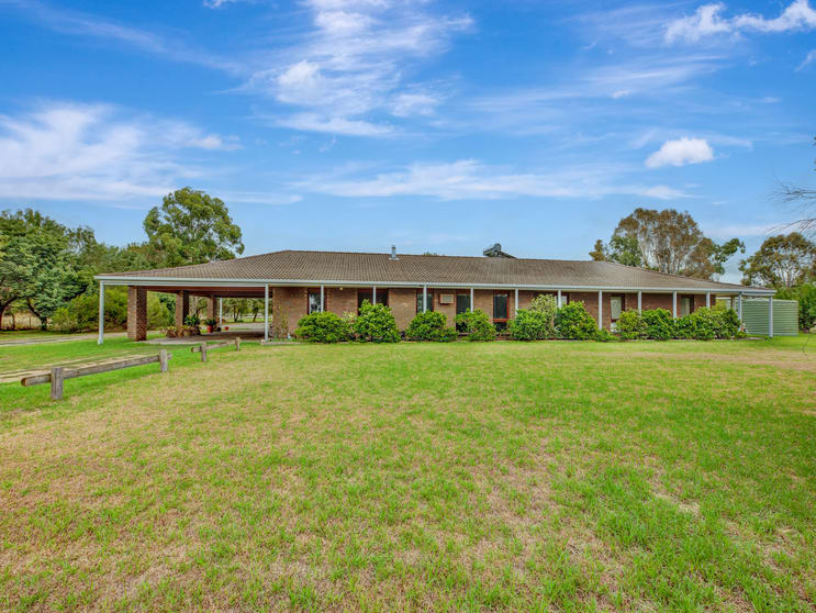 Click to view all images 51 North Road Benalla VIC 3672 - Image 1