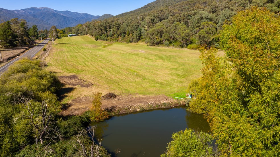 Click to view all images Great Alpine Road Smoko VIC 3741 - Image 1