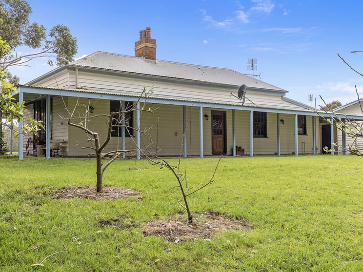Click to view all images 200 Buffalo North Rd Buffalo VIC 3958 - Image 1