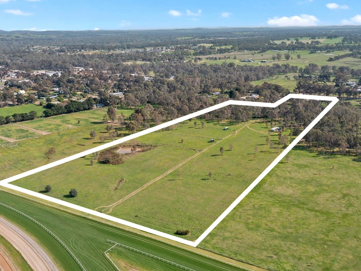 Click to view all images 120 HIGHLANDS ROAD Seymour VIC 3660 - Image 2