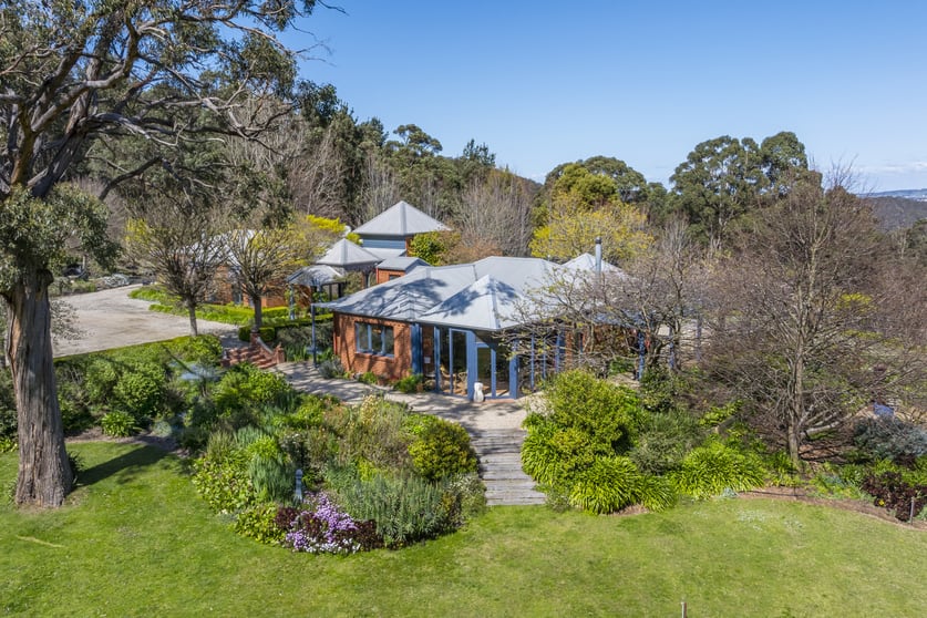 Click to view all images 38 Glen Echo Court Mount Macedon VIC 3441 - Image 3