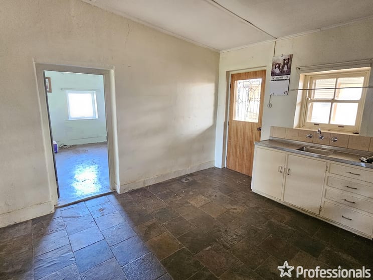 Click to view all images 163 Hills Road Robertstown SA 5381 - Image 3