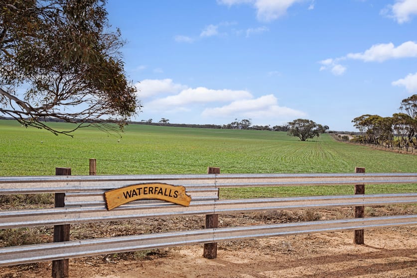 Click to view all images 'Waterfalls' 264 Waterfalls Road Dutton East SA 5356 - Image 3