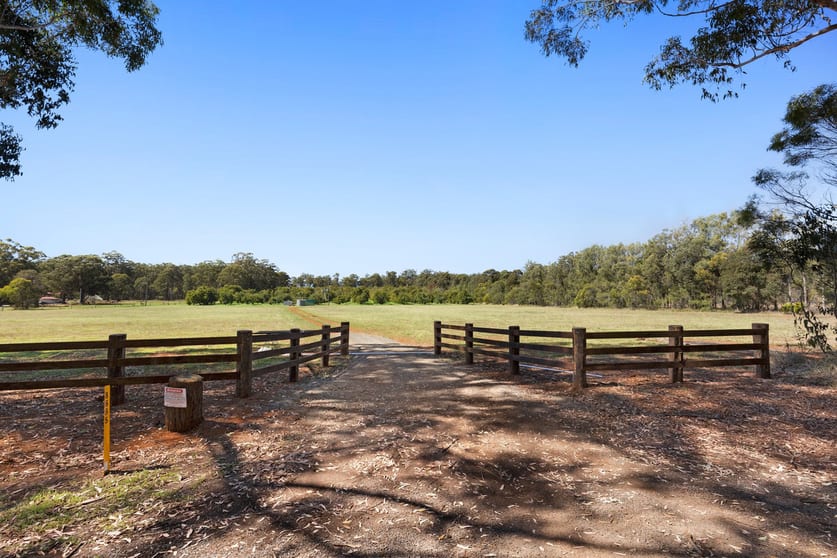 Click to view all images 8665 New England Highway Hampton QLD 4352 - Image 2