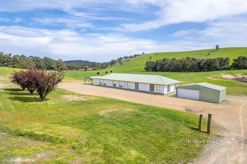 Click to view all images 26 Donovans Road Healesville VIC 3777 - Image 3
