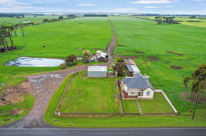 Click to view all images 2710 Great Ocean Road Nirranda South VIC 3268 - Image 2