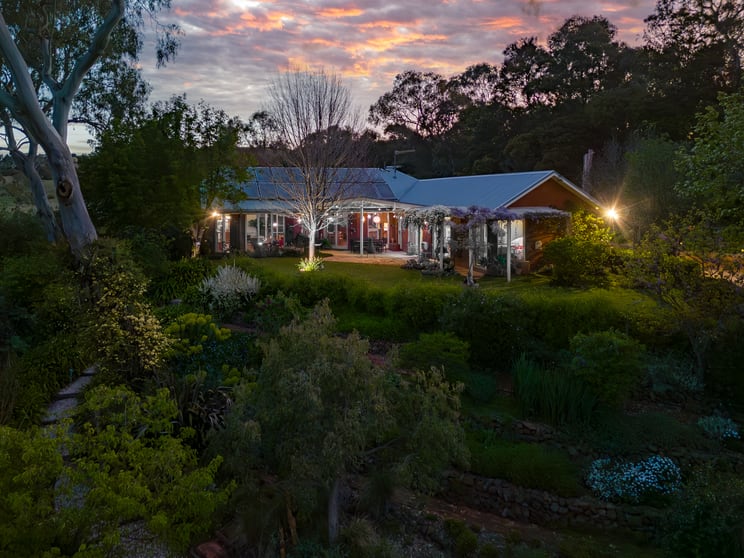 Click to view all images 72 Ross Street Armidale NSW 2350 - Image 2