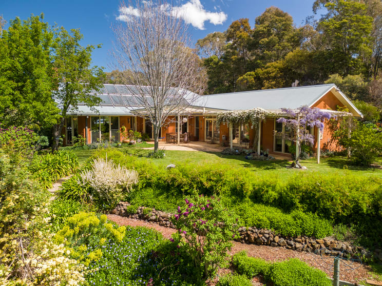 Click to view all images 72 Ross Street Armidale NSW 2350 - Image 1