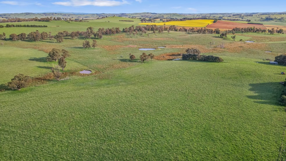 Click to view all images 1327 Old Lachlan Road Hobbys Yards NSW 2795 - Image 1