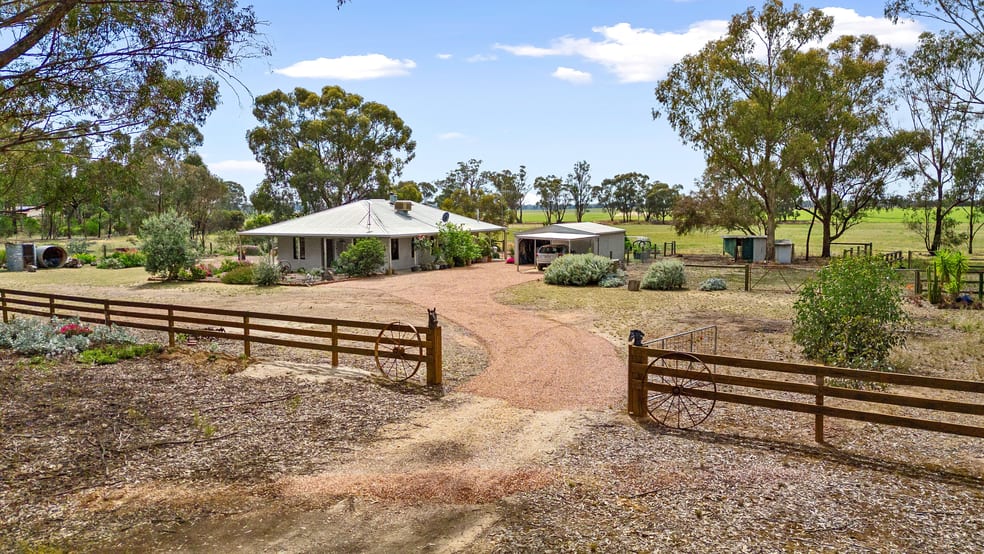Click to view all images 64 Chalkleys Road Goornong VIC 3557 - Image 1