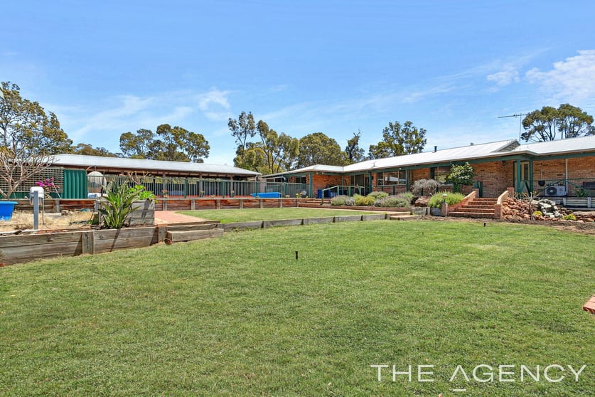 Click to view all images 36 South Place Morangup WA 6083 - Image 3