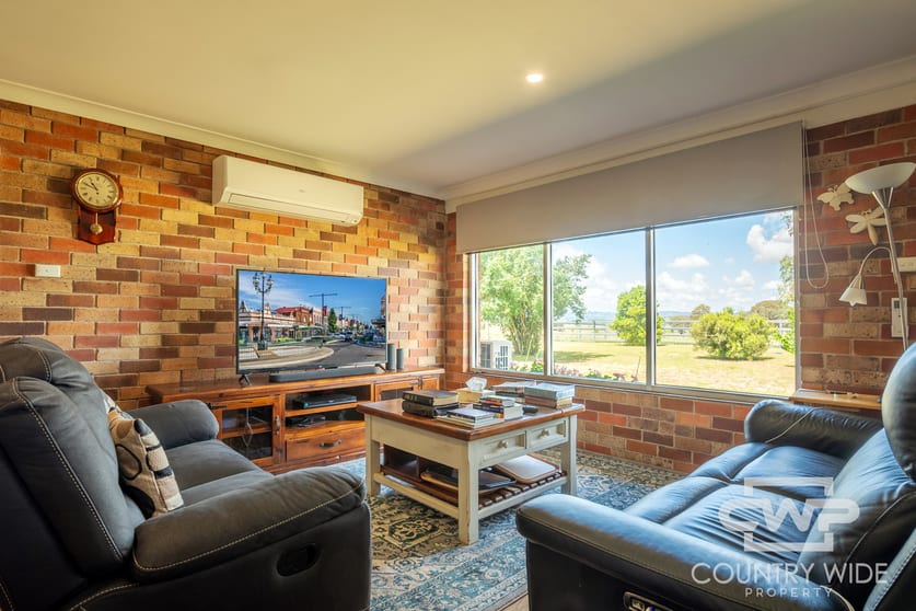 Click to view all images 387 Shannon Vale Road Shannon Vale NSW 2370 - Image 3