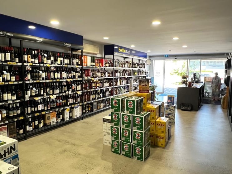 Click to view all images Food, Beverage & Hospitality business for sale in Como - Image 2