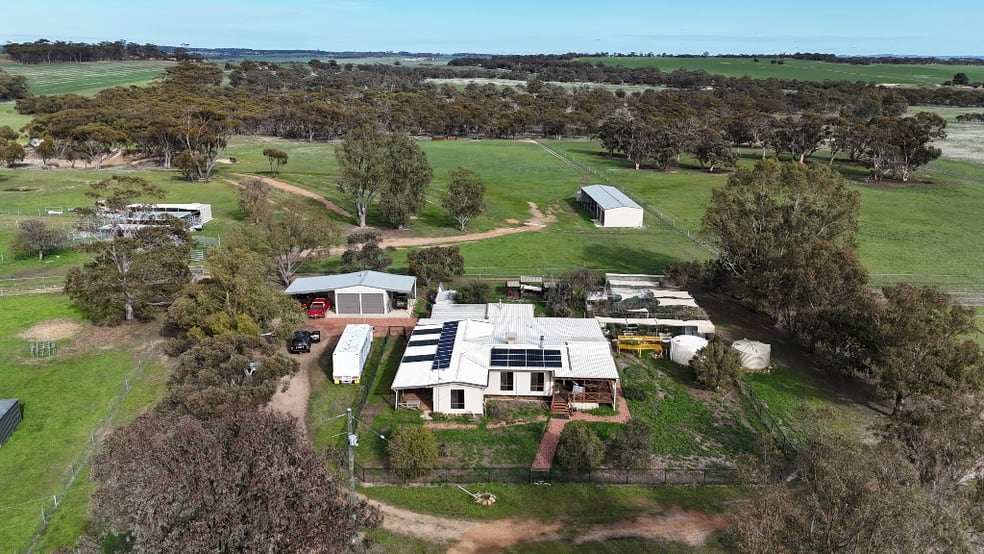 Click to view all images 2463 Quairading - York Road East Beverley WA 6304 - Image 1