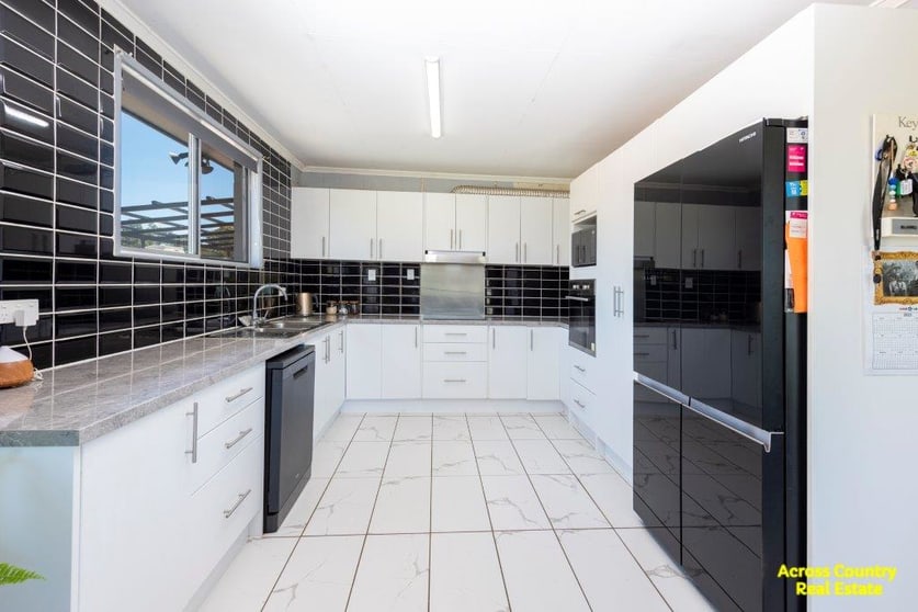 Click to view all images 203 Greenview Road Wondai QLD 4606 - Image 3