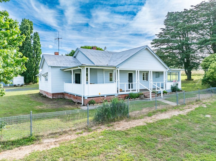 Click to view all images 401 Garland Road Lyndhurst NSW 2797 - Image 2