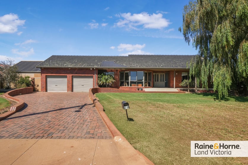 Click to view all images 25 Farrants Road Werribee South VIC 3030 - Image 3