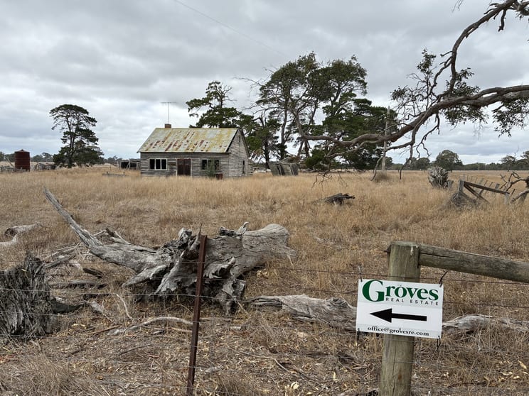 Click to view all images 94 Mokanger Road Cavendish VIC 3314 - Image 3