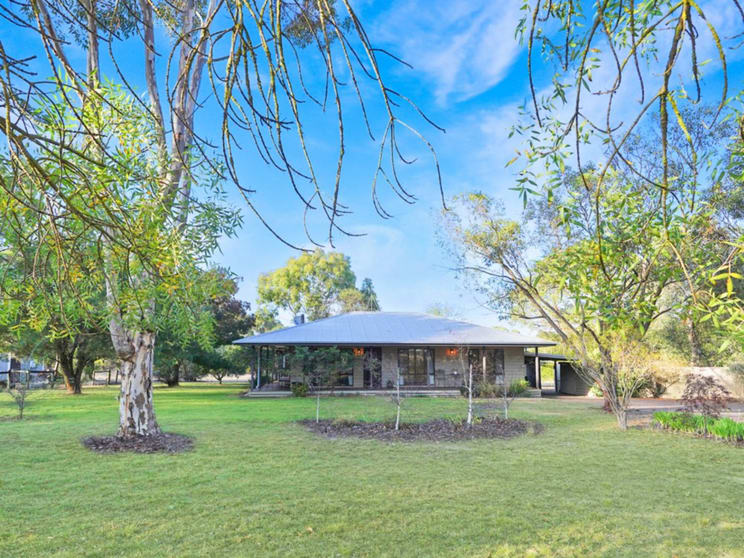 Click to view all images 6982 Dartmoor-Hamilton Road Hamilton VIC 3300 - Image 1