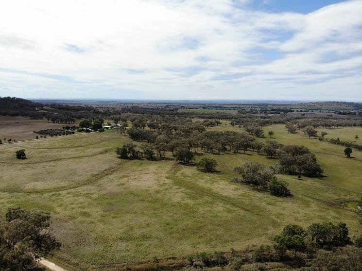 Click to view all images 40 Hills Lane Inverell NSW 2360 - Image 2