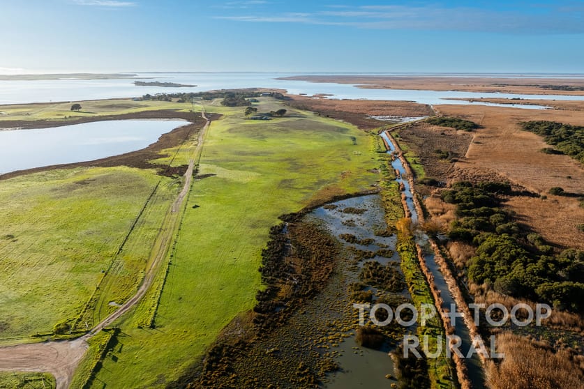 Click to view all images 135/135 Randell Road Hindmarsh Island SA 5214 - Image 2