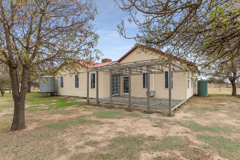 Click to view all images 42 Walkers Road Pyramid Hill VIC 3575 - Image 3