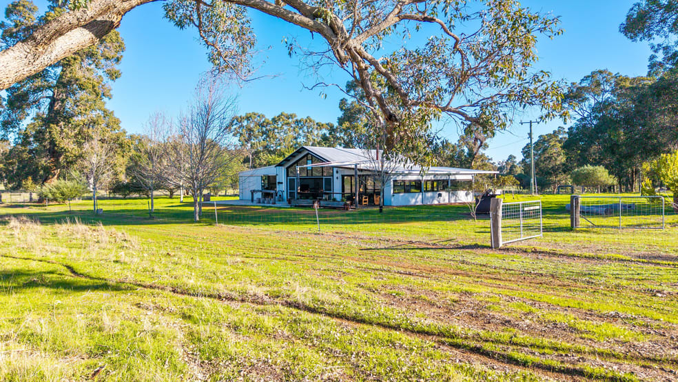 Click to view all images Gidgegannup WA 6083 - Image 1