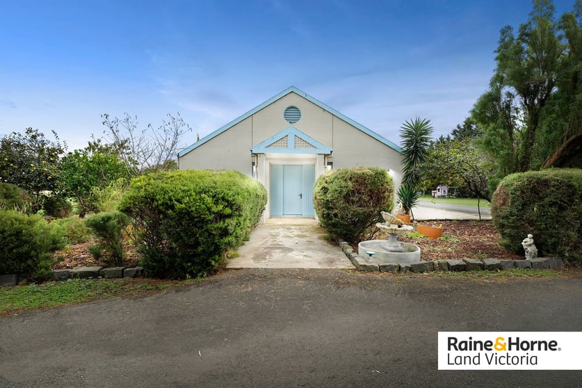 Click to view all images 326-358 Leakes Road Plumpton VIC 3335 - Image 2