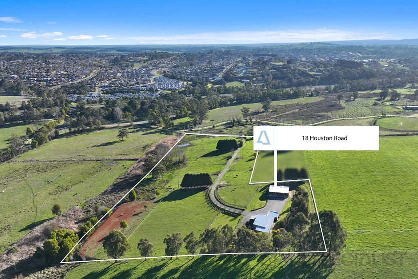 Click to view all images 18 Houston Road Drouin VIC 3818 - Image 1