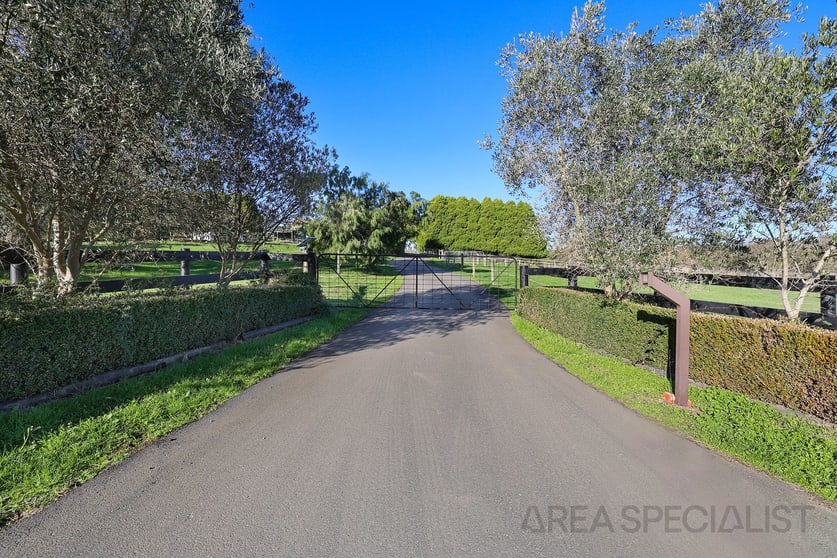 Click to view all images 18 Houston Road Drouin VIC 3818 - Image 3