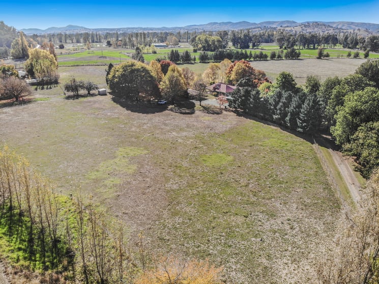 Click to view all images 135 West Blowering Road Tumut NSW 2720 - Image 2