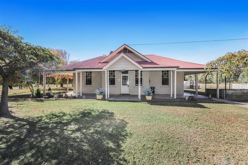 Click to view all images 135 West Blowering Road Tumut NSW 2720 - Image 3
