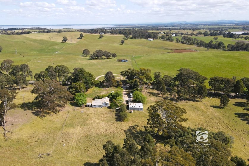 Click to view all images 215 Rosherville Road Metung VIC 3904 - Image 1