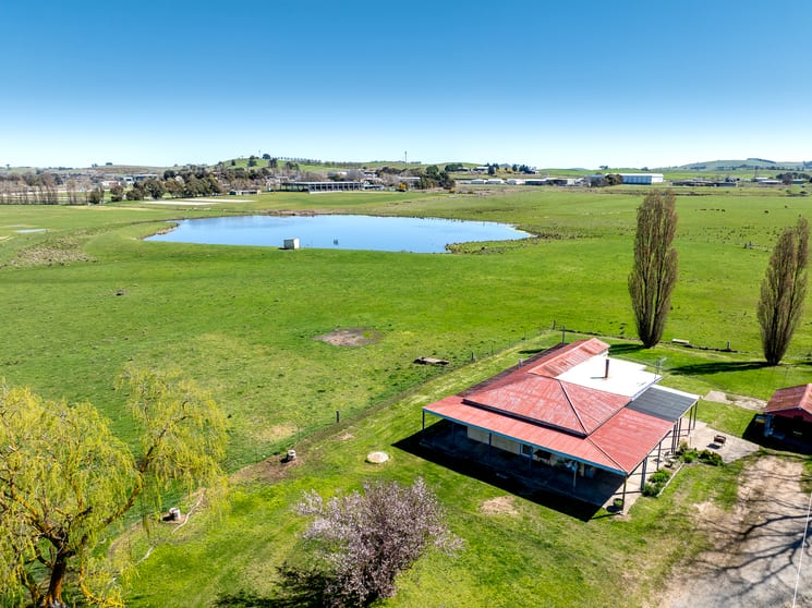 Click to view all images 3580 Mid Western Highway Blayney NSW 2799 - Image 2