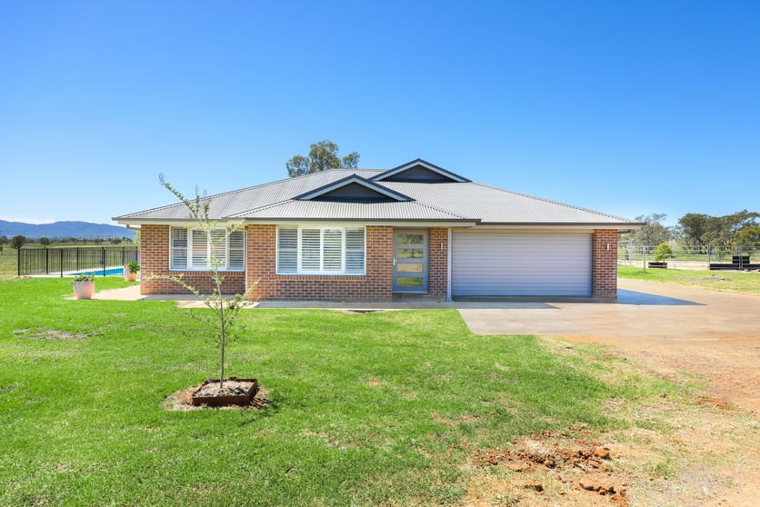 Click to view all images 97 Phillip Lane Tamworth NSW 2340 - Image 2
